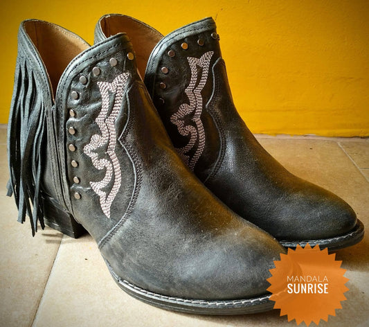 Cowgirl Boots Size 6